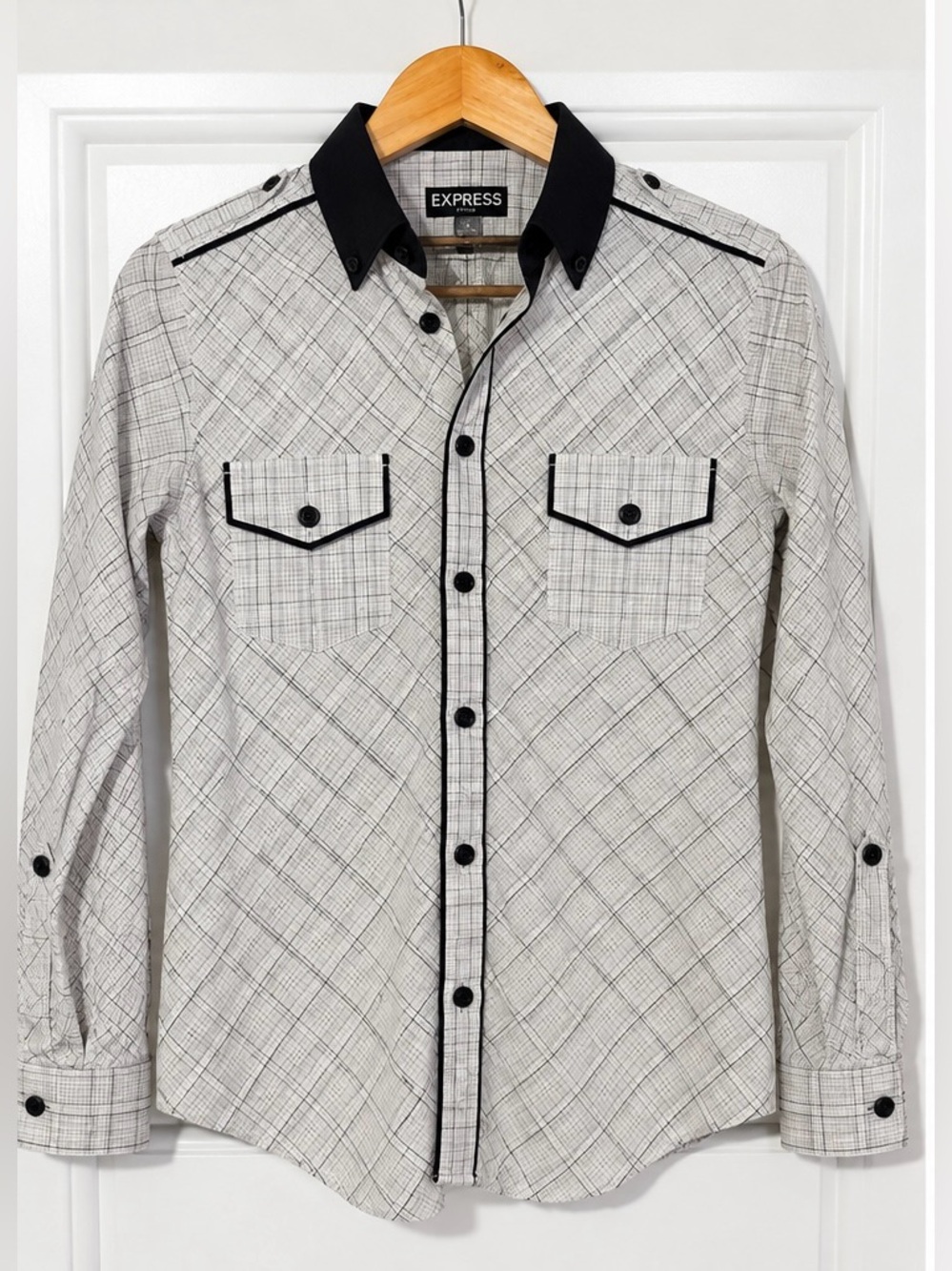 Express Fitted long-sleeve button-up featuring a white/light gray plaid pattern